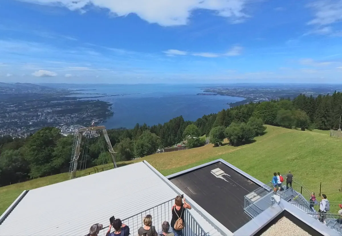 Blick von der Aussichtsplattform über Bregenz und den Bodensee.