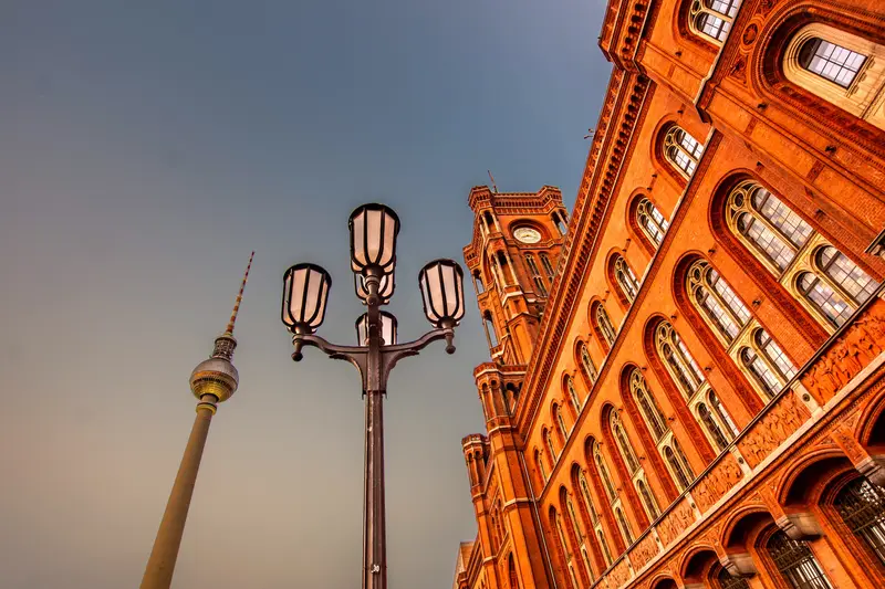 Das Rote Rathaus und der Fernsehturm hinter einer verzierten Straßenlaterne.