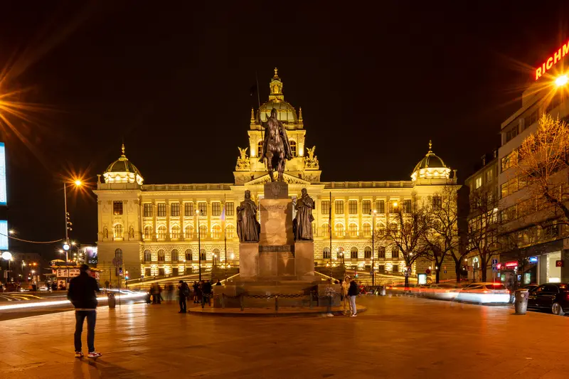 Das Nationalmuseum am Wenzelsplatz bei Nacht, angestrahlt, davor das Reiterdenkmal.