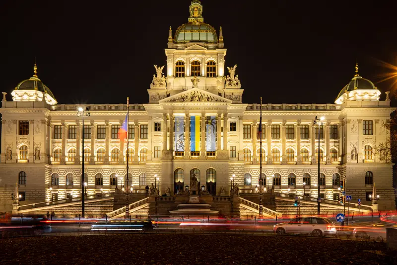 Frontalansicht des beleuchteten Nationalmuseums bei Nacht.
