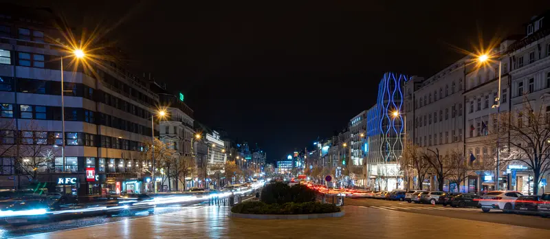 Der Wenzelsplatz bei Nacht, Lichtspuren des Verkehrs zwischen den Häuserzeilen.