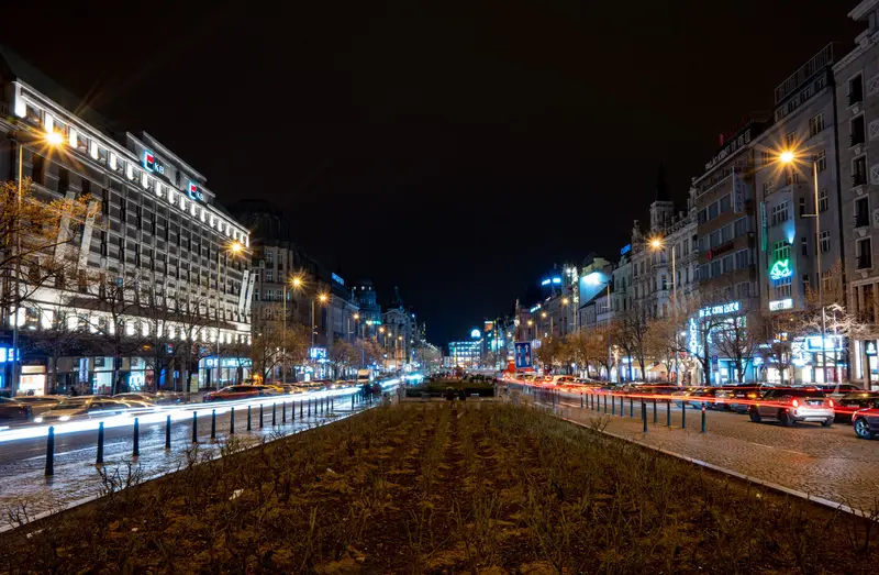 Blick über den Wenzelsplatz bei Nacht, beleuchtete Fassaden auf beiden Seiten.