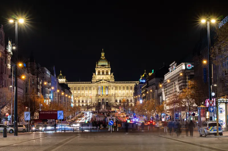 Der Wenzelsplatz von unten gesehen, am oberen Ende das angestrahlte Nationalmuseum.