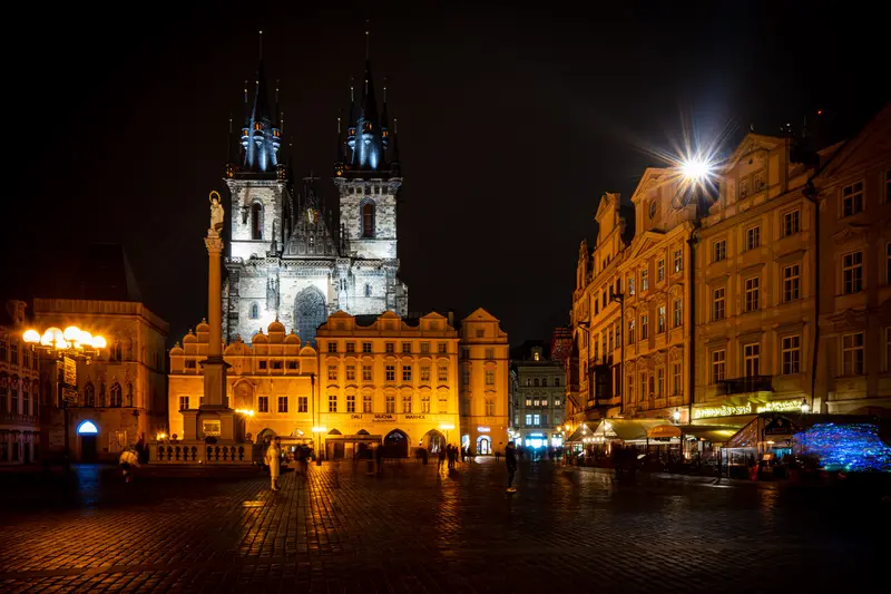 Der Altstädter Ring bei Nacht mit der Teynkirche und den bunten Bürgerhäusern.
