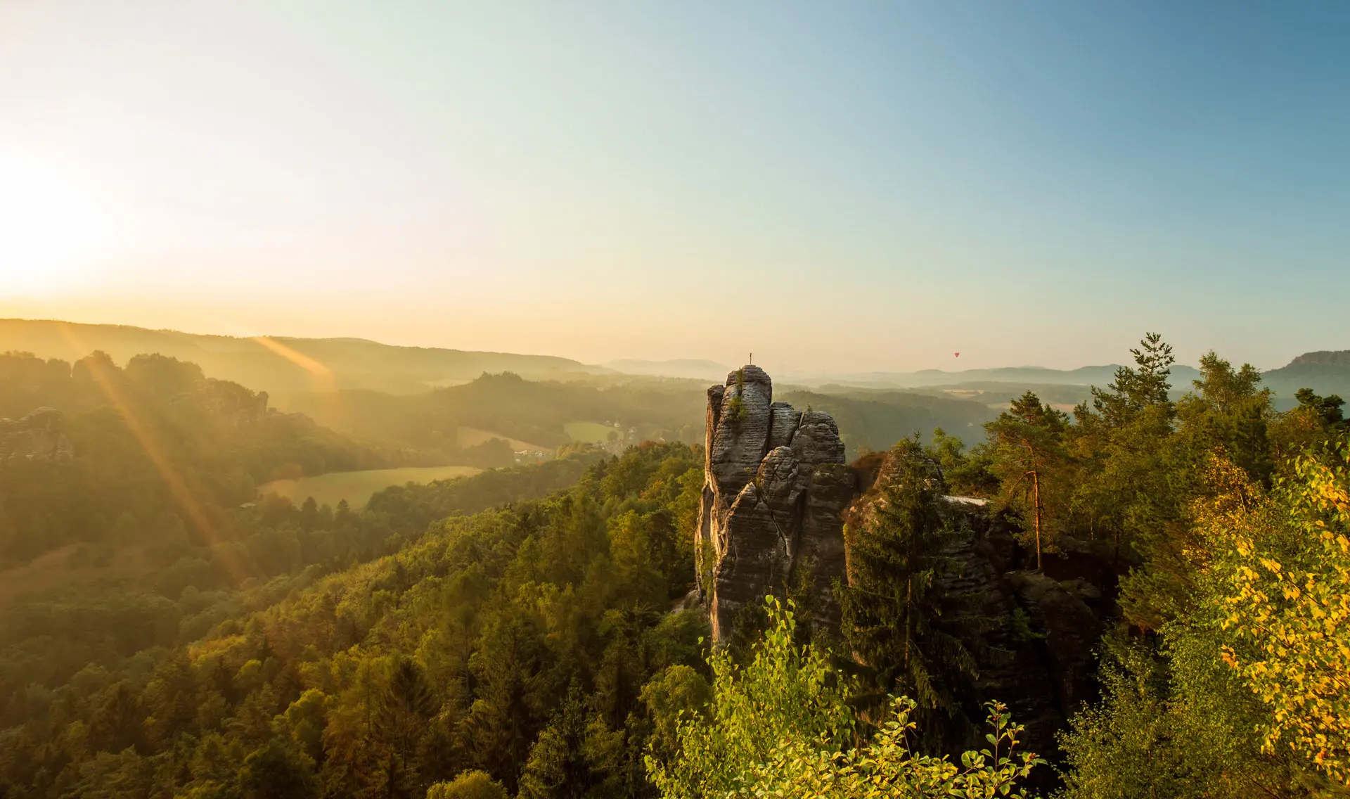 Elbsandsteingebirge bei Sonnenaufgang