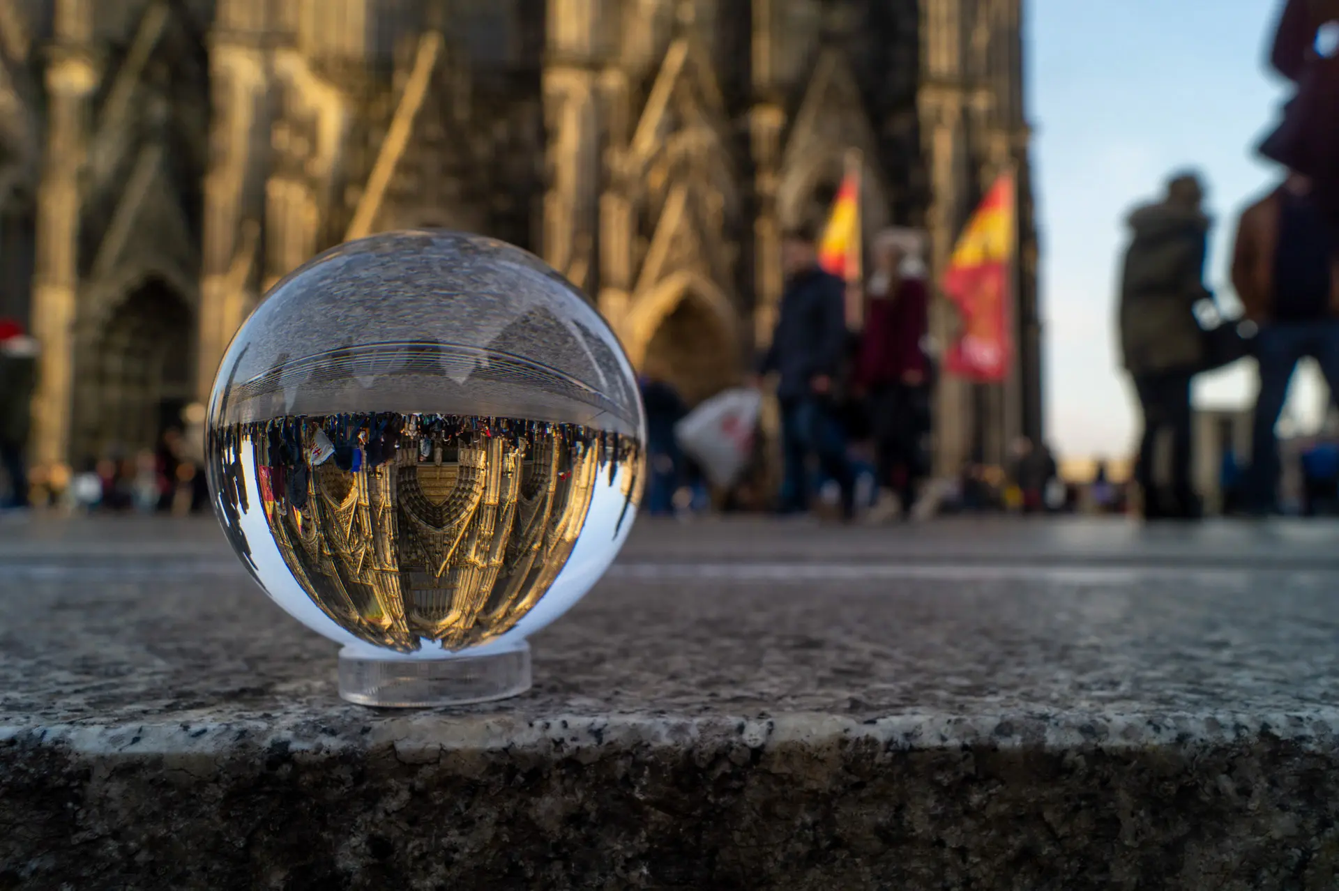 Der Kölner Dom durch die Glaskugel