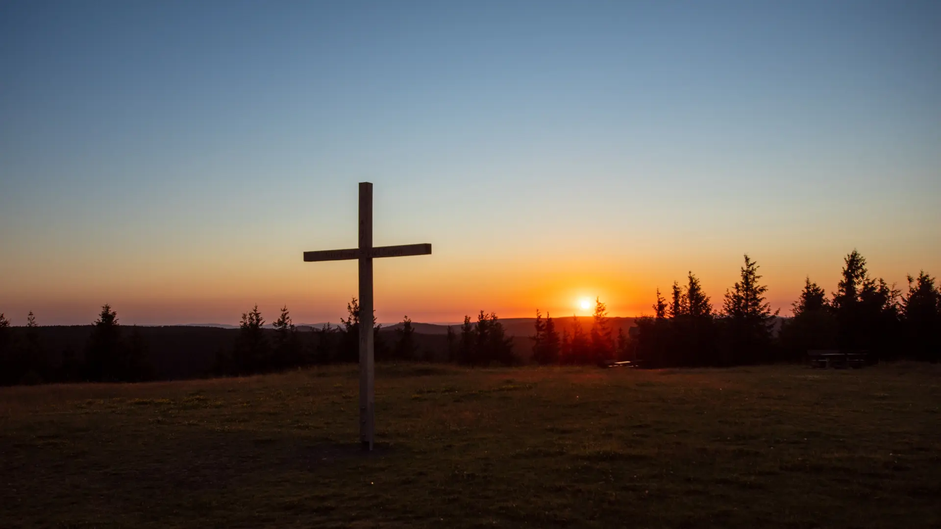 Schneekopf in Thüringen bei Sonnenaufgang mit Gipfelkreuz