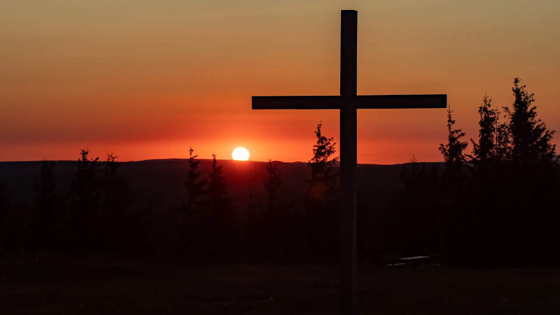 Schneekopf in Thüringen bei Sonnenaufgang mit Gipfelkreuz