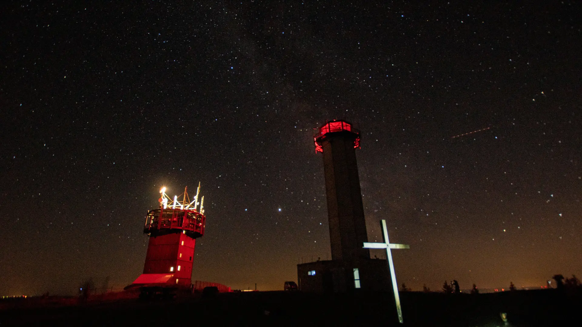 Schneekopf in Thüringen bei Nacht mit Sternenhimmel